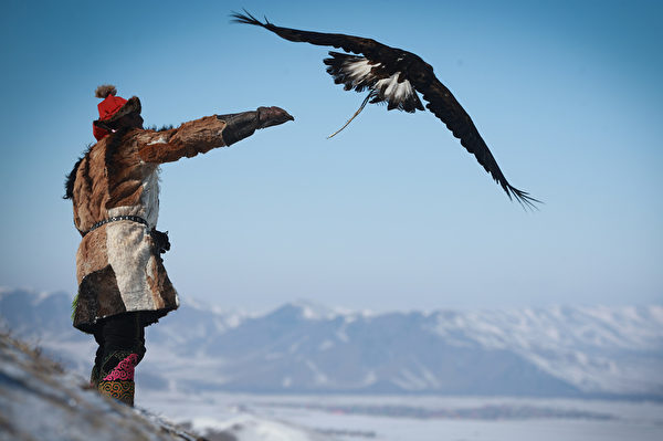 2018年3月4日，蒙古一名男子釋放一隻老鷹。（BYAMBASUREN BYAMBA-OCHIR／AFP／Getty Images）