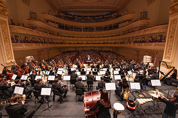 2019年10月12日，享誉全球的神韵交响乐团连续第八年莅临纽约卡内基音乐厅（Carnegie Hall），为观众带来两场东西方音乐合璧的演出。（戴兵／大纪元）
