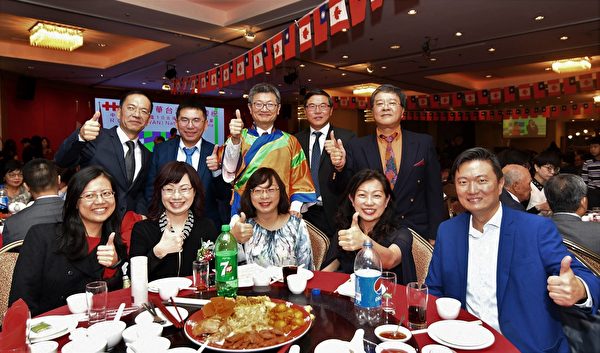 图：台湾大学温哥华校友会，参加“庆祝中华民国108 年国庆晚宴”的演出，赢得满堂喝彩。（邱丽莲会长提供）