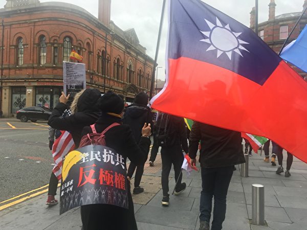 10月13日，支持香港「反送中」運動的人們匯聚在英國曼徹斯特市中心，舉行了主題為「Thanks The Wolrd」遊行和集會活動。（陸漫／大紀元）