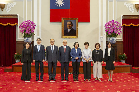 總統蔡英文（右4）14日上午在總統府舉行記者會，宣布APEC領袖代表由台積電創辦人張忠謀（左4）出任，並與代表團合影留念。