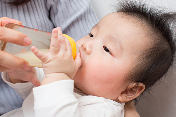 哺乳過程中出現的脹奶、疼痛、甚至乳腺感染等問題，讓5成3的媽咪選擇中斷哺乳。(Shutterstock)
