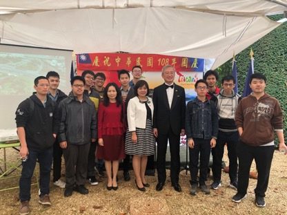 吳志中大使伉儷(右5、6)、教育組陸美珍組長(左6)與臺灣歷屆高等預備班獎學金生合影。(駐法國臺北代表處提供)