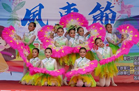 南投民族舞團表演節目「花團錦簇」。