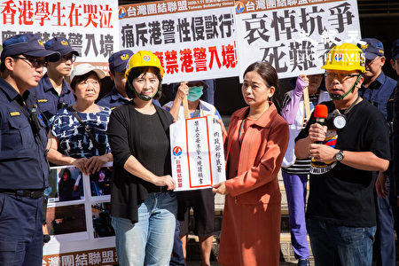 台灣團結聯盟14日召開記者會，呼籲政府應禁止具有港警、速龍小隊、中國公安與武警身分者入境台灣，制止中共侵犯人權的犯罪行為。