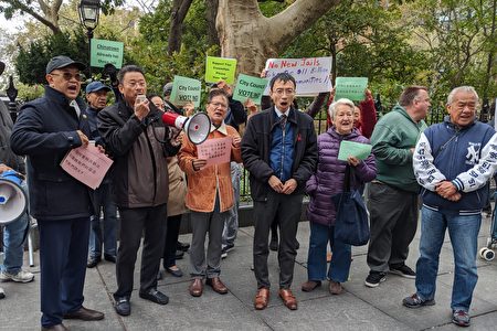 美国酒店华裔协会、纽约同源会、纽约市居民联盟、亚裔维权大联盟等机构聚集在市政厅，敦促所有市议员对四区监狱计划投下反对票。