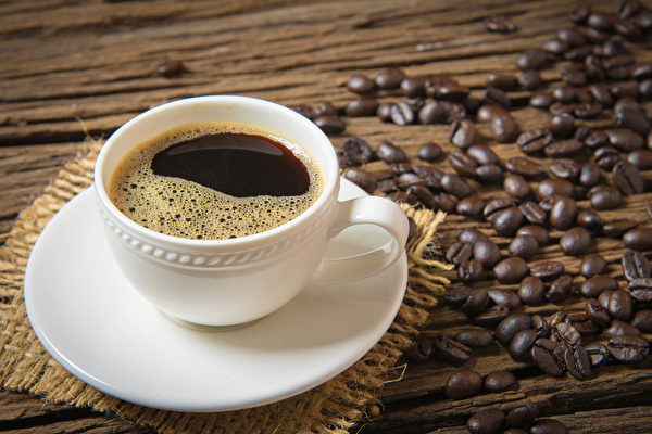 早上起来应该喝咖啡还是红茶？(Shutterstock)