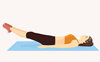 核心运动能锻炼背部与腹部的核心肌群，帮助消除小腹赘肉。(Shutterstock)