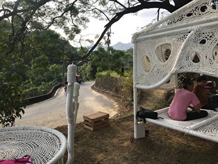 安圣惠在大窝伯公庙紧邻的伯公树下，以棉麻绳创作“编织记忆”。