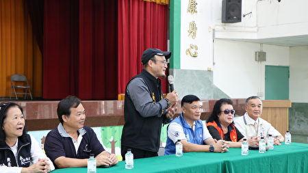  嘉义市体育运动总会秘书长杨云祥(右2)说，拥有健康是无价的，拥有健康才有美好的希望。
