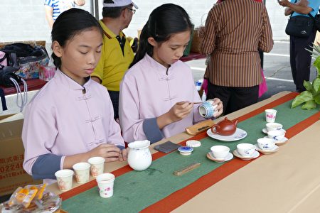 弓鞋國小小小泡茶師以茶席推展在地茶文化。