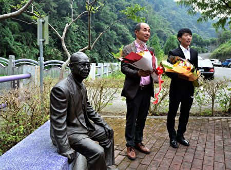 2019白冷圳文化节，矶田谦雄家属为白冷圳公园里“白冷圳之父”雕像献花。