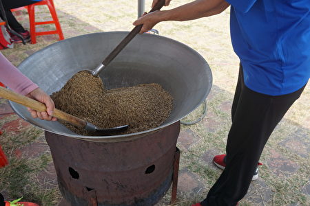 张清松阿伯提供友善种植的紫米，用大锅过炒后再用开水慢煮出来的稻谷茶