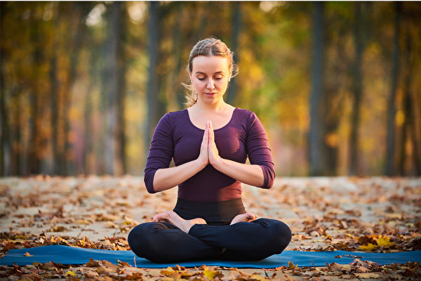 冥想打坐不只能讓心情獲得一時的平和，更可能正向影響人體，讓人更加健康。(Fotolia)