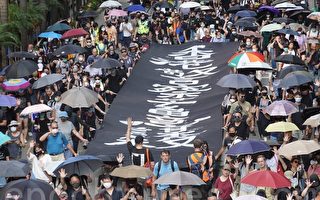 香港银发族反《禁蒙面法》支持学生