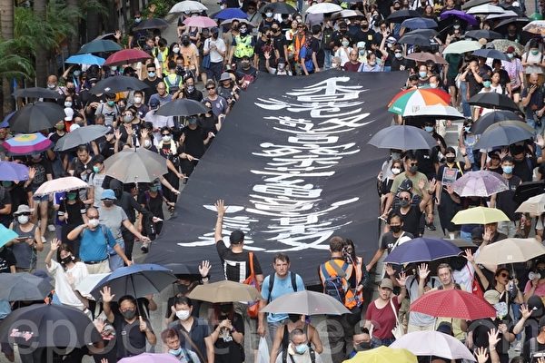 香港銀髮族反《禁蒙面法》支持學生