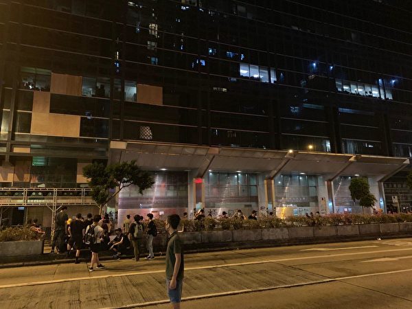 10月4日入夜，深水埗仍有大批民眾在街上。（葉依帆／大紀元）
