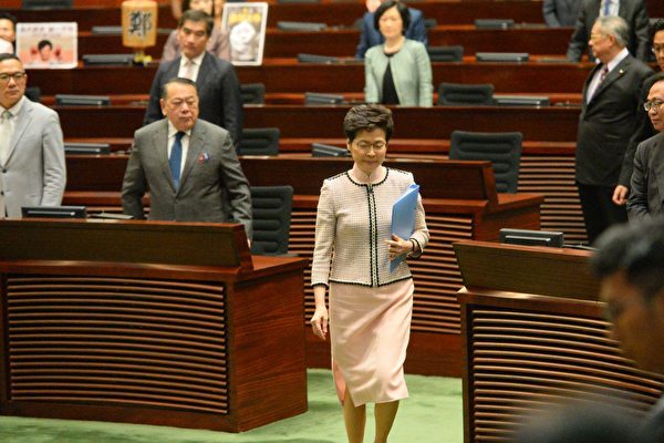 民主派议员驳斥林郑施政报告 用16字回应