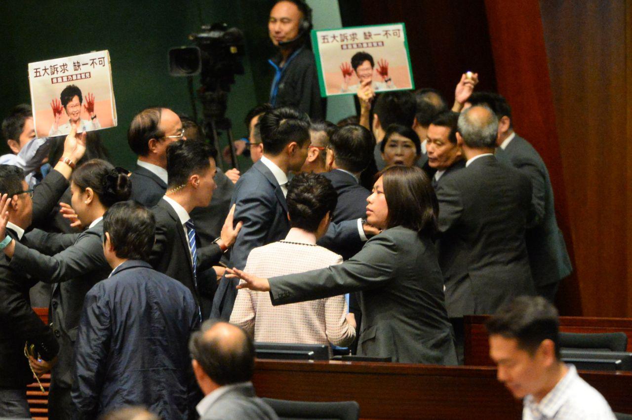 2019年10月16日，特首林鄭月娥離開立法會時遭民主派議員包圍。（宋碧龍／大紀元）