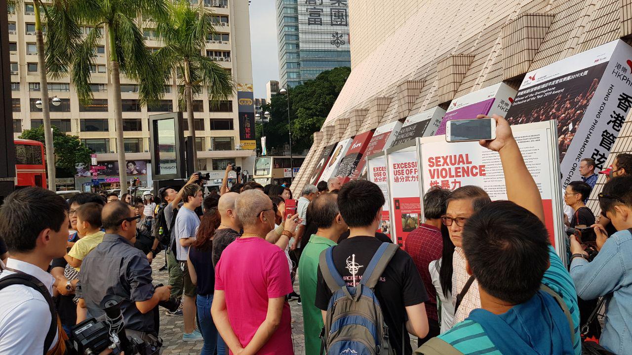 民間在尖沙咀的海邊舉行「香港警察濫用暴力和侵犯人權展」，吸引了很多人駐足觀看。（駱亞／大紀元）
