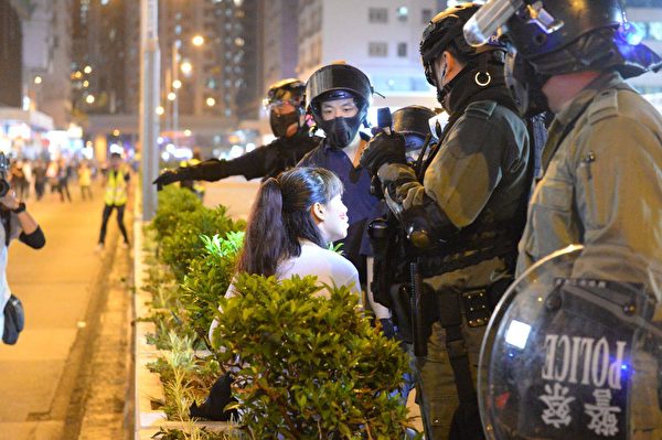 彌敦道有一女子被防暴警察鎮壓受傷，臉部受傷流血。（宋碧龍／大紀元）