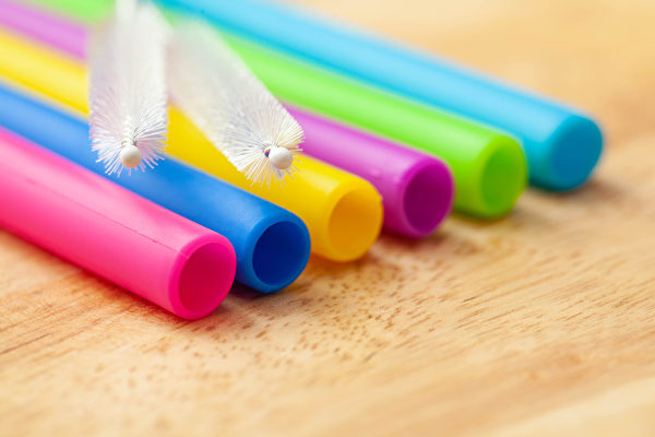 最好不要选择染色的硅胶吸管，谭敦慈建议选择原始色。(Shutterstock)