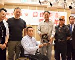 抗暴港人获“杰出民主人士奖”  与六四抗暴英雄并列