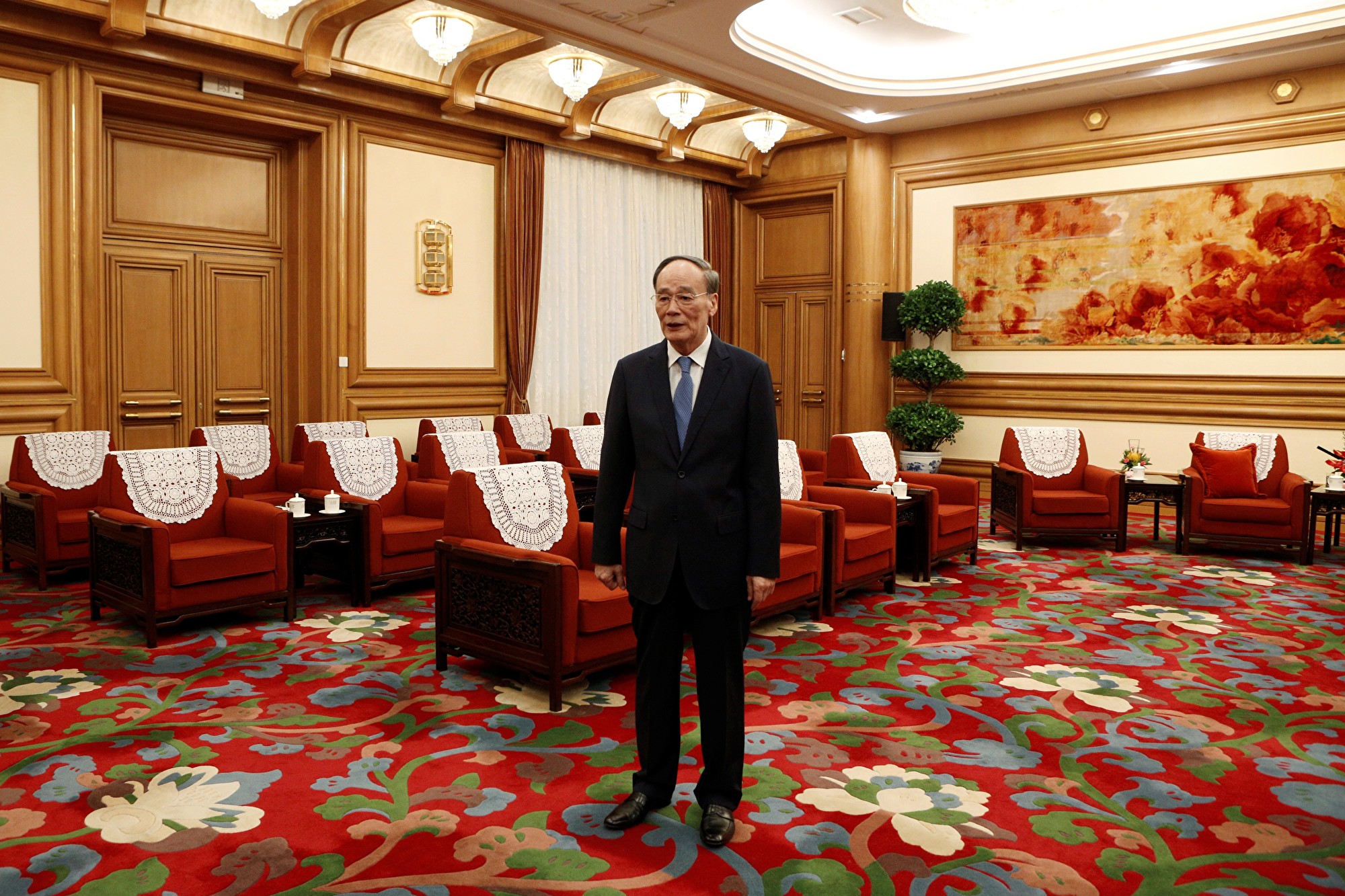 香港危机，让习近平、王岐山有机会插手香港问题，今后香港的人事安排必然会发生变动。图为王岐山2019年11月1日在中南海等待接见外宾。（FLORENCE LO / POOL / AFP）