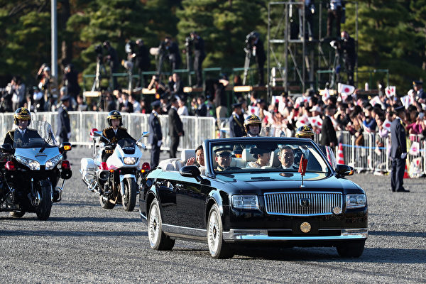 2019年11月10日，日本新王德仁偕同王后雅子參加「祝賀御列之儀」。他們乘坐敞篷車在東京市區巡遊。(Behrouz MEHRI/AFP)