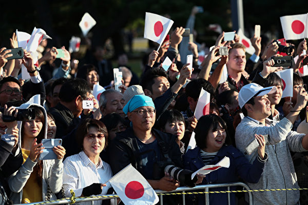 2019年11月10日，日本新王德仁偕同王后雅子參加「祝賀御列之儀」，受到許多民眾夾道歡迎。(Behrouz MEHRI/AFP)