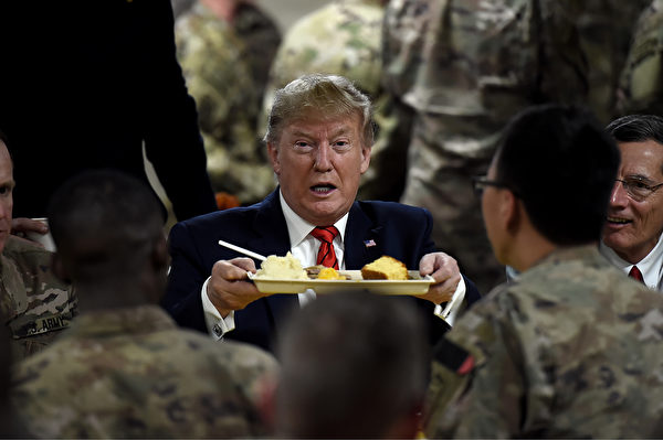 2019年11月28日，特朗普突訪阿富汗，在軍事基地為美軍上火雞。（Olivier Douliery / AFP）