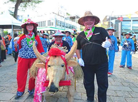 台东好米收冬祭系列活动最终场－舞蹈竞演，表演团队展现传统客家民俗，欢乐逗趣。