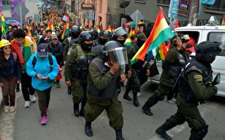玻国多市警察倒戈 加入民众抗议总统阵营
