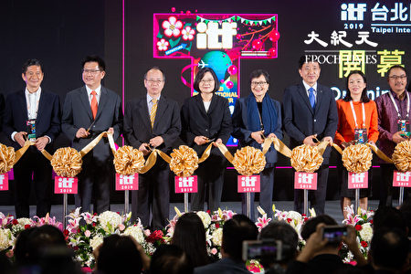 總統蔡英文（左4）、行政院政務委員張景森（左3）、交通部長林佳龍（左2）、台灣觀光協會會長葉菊蘭（右4）等人8日出席「2019ITF台北國際旅展」開幕典禮。