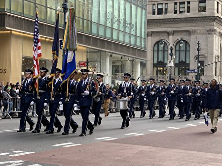 第100屆紐約市退伍軍人節遊行在曼哈頓第五大道盛大舉行。