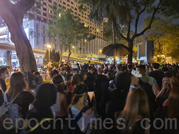 2019年10月31日晚是港府「禁蒙面」惡法實施以來首個萬聖節，香港民眾在中環蘭桂坊發起戴面具行動。（孫明國／大紀元）