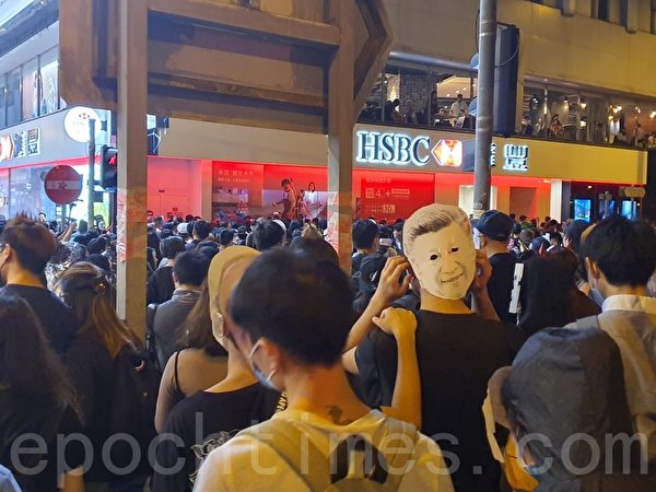 2019年10月31日晚是港府「禁蒙面」惡法實施以來首個萬聖節，香港民眾在中環蘭桂坊發起戴面具行動。（孫明國／大紀元）