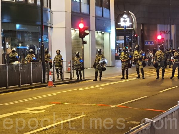 2019年10月31日晚是港府「禁蒙面」惡法實施以來首個萬聖節，香港民眾在中環蘭桂坊發起戴面具行動。沿路有大批防暴警察戒備。（Billy H.C. Kwok/Getty Images）