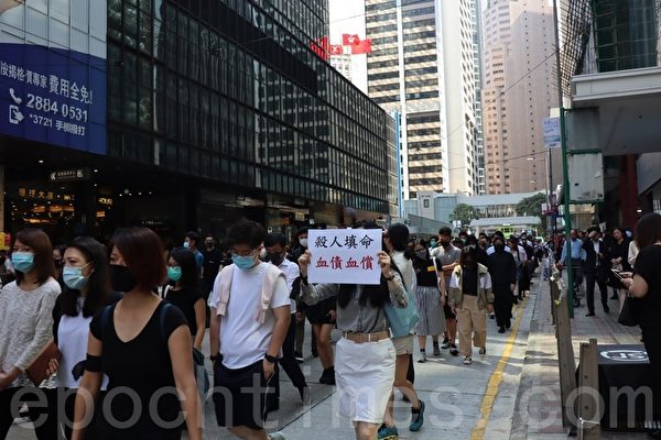 2019年11月8日，香港市民在中環遮打花園快閃集會遊行，悼念過世的科大學生周梓樂。（駱亞／大紀元）