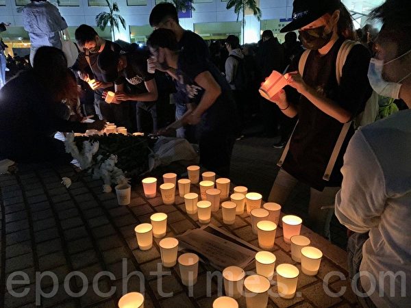 2019年11月8日，香港科大學生設立悼念周同學的祭壇。圖為科大學生準備燭光悼念。（韓納／大紀元）