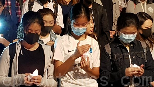 2019年11月8日晚，香港中環碼頭有幾百民眾集會悼念周梓樂同學。（駱亞／大紀元）