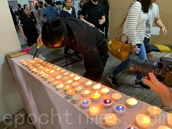 2019年11月8日晚，香港民眾在將軍澳停車場周梓樂同學墜樓處點上燭光表達悼念。（韓納／大紀元）