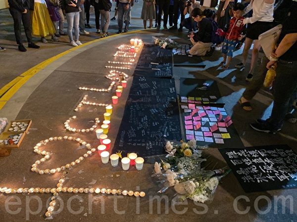2019年11月8日晚，香港民眾在地鐵杏花村點上燭光，悼念周梓樂同學。（黃浩／大紀元）