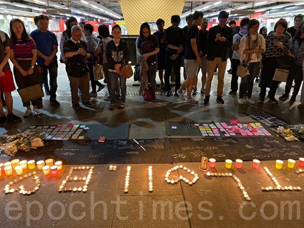 2019年11月8日晚，香港民眾在地鐵杏花村點上燭光，悼念周梓樂同學。（黃浩／大紀元）
