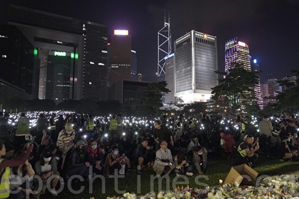 2019年11月9日，香港民眾在金鐘添馬公園舉行「主佑義士」全港祈禱及追思會。（Tal／大紀元）