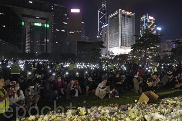 2019年11月9日，香港民眾在金鐘添馬公園舉行「主佑義士」全港祈禱及追思會。民眾舉起手機，並打開自帶燈，現場一片光海。（Tal／大紀元）