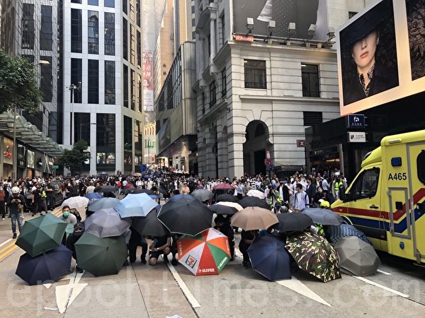 2019年11月11日，香港中環畢打街，民眾漸多。（余天祐／大紀元）