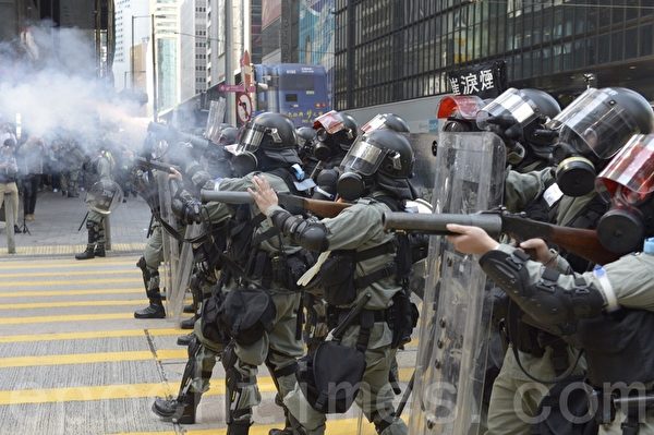2019年11月11日，香港中環畢打街，警察發射催淚彈。（余天祐／大紀元）