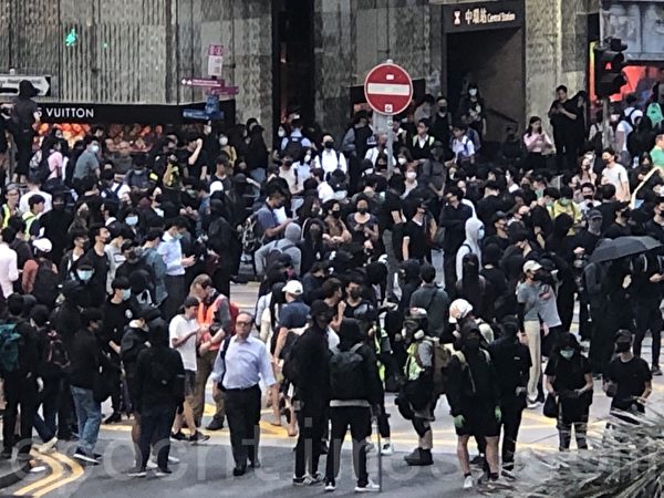 2019年11月11日，香港民間發起全港三罷的「黎明行動」。畢打街德輔道中又聚集群眾。（余天祐／大紀元）