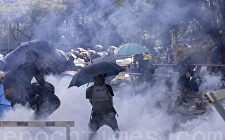 港警於中文大學狂射催淚彈 學生臉部中彈